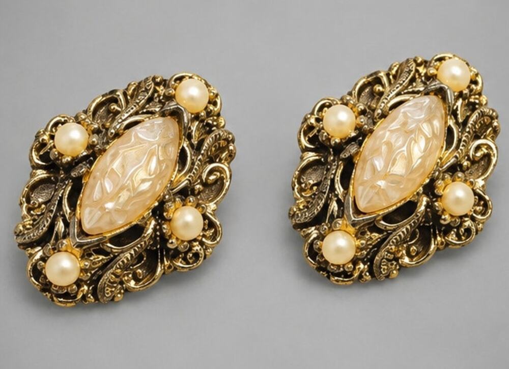 Vintage Clip-on Earrings 1.25" Faux Mabe Pearl Silver Tone White Ornate wc37